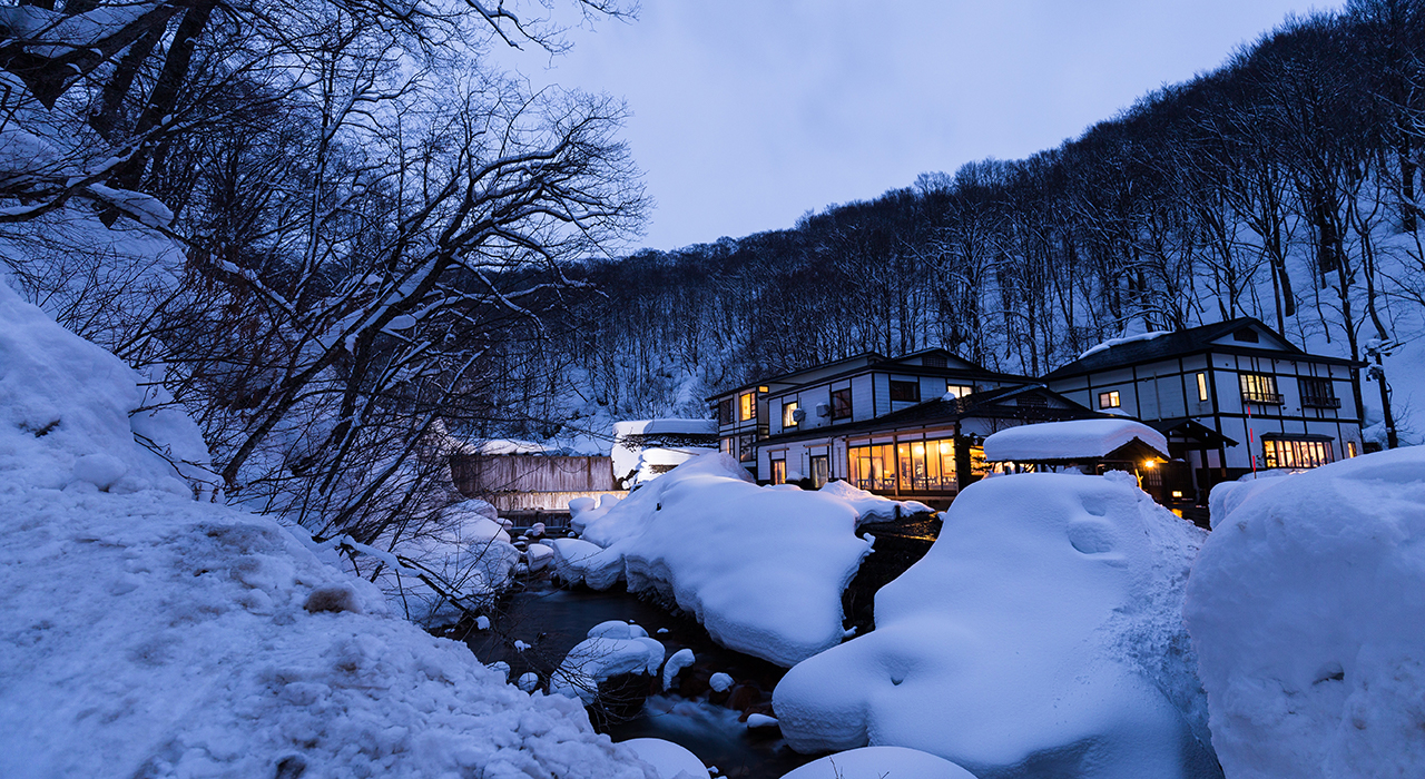 雪の積もった山の中の旅館